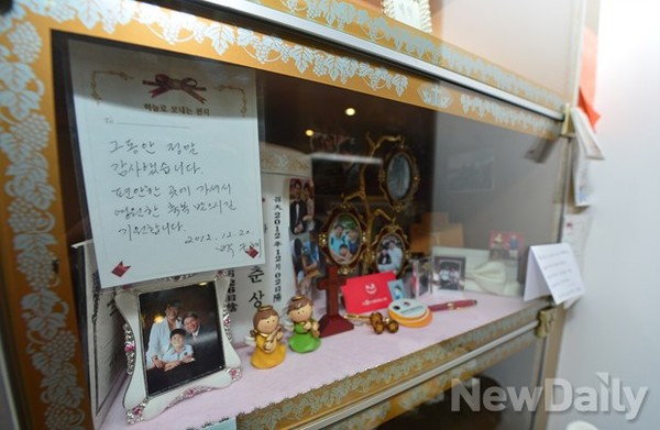 ▲ 새누리당 박근혜 대통령 후보가 고 이춘상 보좌관의 영결식을 나오며 눈물을 훔치고 있다. ⓒ 국회공동사진취재단