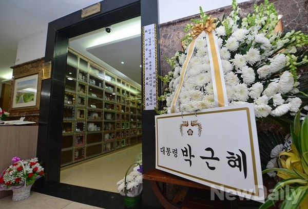 ▲ 새누리당 박근혜 대통령 후보가 고 이춘상 보좌관의 영결식을 나오며 눈물을 훔치고 있다. ⓒ 국회공동사진취재단