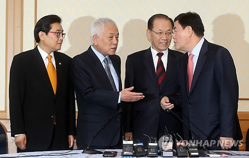 ▲ 새누리당 황우여 대표·최경환 원내대표(오른쪽)와 민주당 김한길 대표·전병헌 원내대표가 3일 오전 국회 본관 귀빈식당에서 열린 '4자 회담'에서 얘기를 나누고 있다. ⓒ연합뉴스