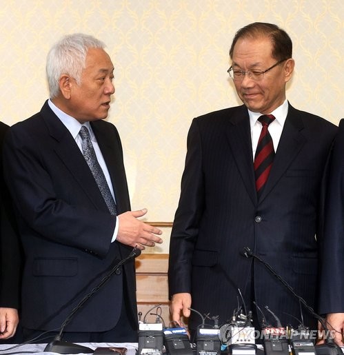 ▲ 새누리당 황우여 대표(오른쪽)와 민주당 김한길 대표가 3일 오전 국회 본관 귀빈식당에서 열린 4자 회담에서 대화하고 있다. ⓒ연합뉴스