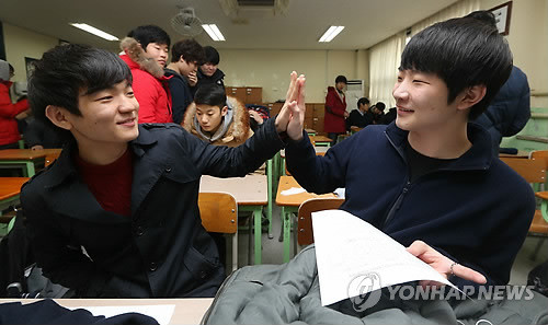 ▲ 수능시험 결과에 기뻐하는 수험생들ⓒ연합뉴스