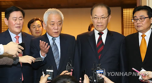 ▲ 여야는 3일 밤 국회 의장실에서 4자회담을 계속해 국정원 개혁특위 구성에 합의하고 예산안과 법안을 연내 처리하는 등 4일부터 국회 일정을 정상화하기로 뜻을 모았다. 김한길 민주당 대표, 황우여 새누리당 대표가 회담을 의장실 앞에서 취재진의 질문에 답하고 있다.ⓒ연합뉴스