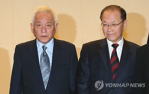 ▲ 여야는 3일 밤 국회 의장실에서 4자회담을 계속해 국정원 개혁특위 구성에 합의하고 예산안과 법안을 연내 처리하는 등 4일부터 국회 일정을 정상화하기로 뜻을 모았다. 김한길 민주당 대표, 황우여 새누리당 대표가 회담을 마치고 의장실을 나서고 있다. ⓒ연합뉴스