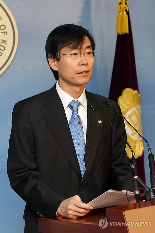 ▲ 조경태 민주당 최고위원이 2일 오전 국회 정론관에서 기자회견을 열어 대선 재도전 의사를 밝힌 문재인 의원에 대해 자숙할 것을 촉구하고 있다. ⓒ연합뉴스