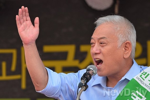 ▲ 민주당 김한길 대표가 지난 8월 10일 서울시청 광장에서 열린 장외투쟁에서 국정원 개혁을 주장하고 있다. ⓒ정상윤 기자