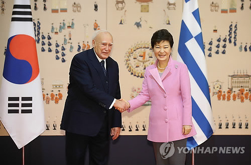 ▲ ▲박근혜 대통령이 방한한 카롤로스 파풀리아스 그리스 대통령과 3일 청와대에서 정상회담에 앞서 기념촬영을 하고 있다.