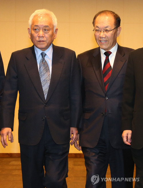 ▲ 여야는 3일 오후 국회 의장실에서 4자회담을 계속해 국정원 개혁특위 구성에 합의하고 예산안과 법안을 연내 처리하는 등 4일부터 국회 일정을 정상화하기로 뜻을 모았다. 김한길 민주당 대표, 황우여 새누리당 대표가 회담을 마치고 의장실을 나서고 있다..ⓒ연합뉴스