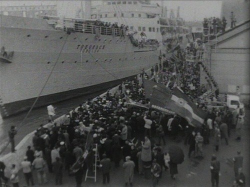 ▲ 니가타항 배웅하는 사람들.