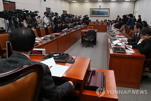 ▲ ▲ 4일 오후 국회 외교통일위원회에서 열린 현안 간담회에서 참석자들이 류길재 통일부장관의 모두발언을 듣고 있다.