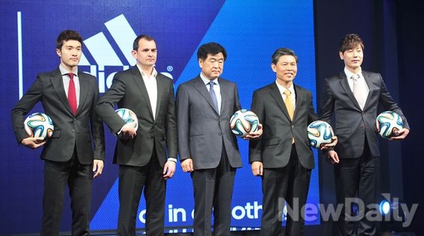 ▲ 4일 서울 마포구 서울월드컵경기장에서 열린 2014 FIFA 브라질 월드컵 공인구 브라주카 공개 행사에서 (왼쪽부터) 박종우 선수, 지온 암스트롱 아디다스 코리아 사장, 권오갑 한국프로축구연맹 총재, 곽영진 대한축구협회 부회장, 송종국 해설위원이 브라주카를 들고 포즈를 취하고 있다ⓒ이미화