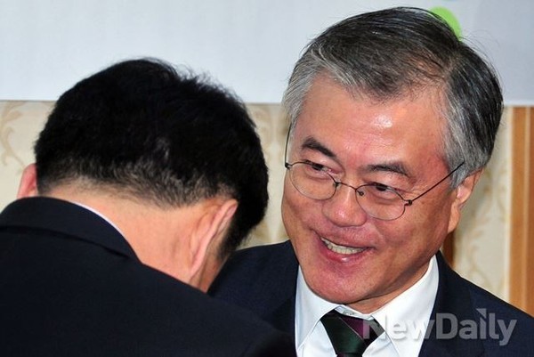 ▲ 5일 국회에서 열린 매니페스토 연구회 창립식에 참석해 관계자들과 인사를 나누는 민주당 문재인 의원. ⓒ이종현 기자