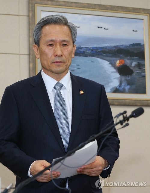 ▲ 김관진 국방장관이 5일 열린 국회 국방위 전체회의에 출석해 자리에 앉고 있다.ⓒ연합뉴스