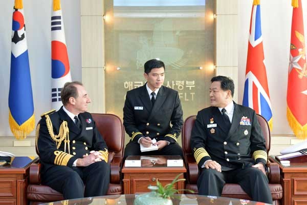 ▲ 5일 황기철 해군참모총장과 잠벨라스 영국 해군참모총장이 대담을 나누고 있다.