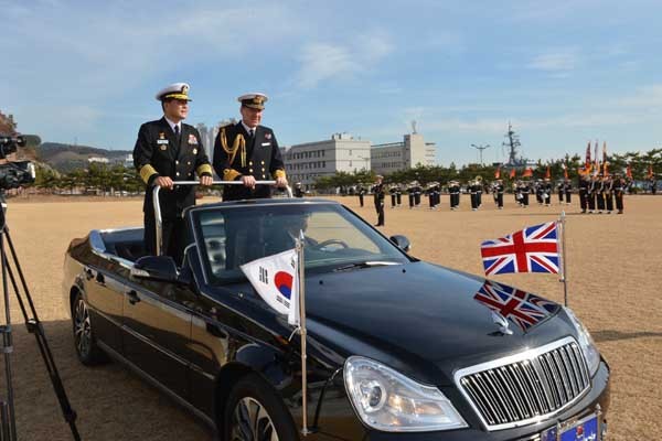 ▲ 해군 작전사령부 장병들을 사열 중인 잠벨라스 영국 해군참모총장.