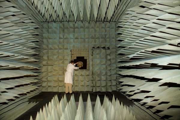 ▲ 미해군의 전자전 연구센터 시설. 전자전 연구에는 외부전파가 침투할 수 없는, 이런 시설이 필수적이다.