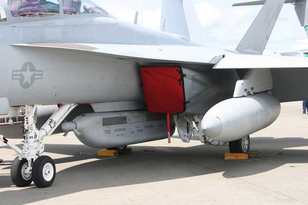 ▲ E-6 프라울러의 뒤를 이어 美해군의 전자전을 담당하는 E/F-18 그라울러와 여기에 장착한 전자전 포드. 스텔스 무기가 있어도 전자전 능력은 필수다.