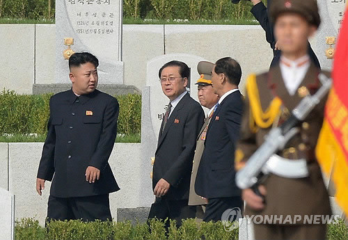 ▲ 지난 7월 북한 김정은과(왼쪽에서 첫번째)과 장성택 국방위원회 부위원장(왼쪽에서 두번째)이 참전 열사묘 앞을 걷고 있는 모습.ⓒ연합뉴스