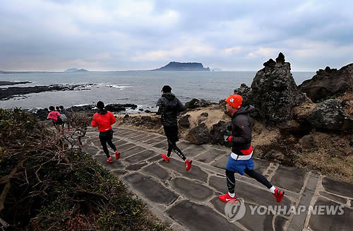 ▲ '에어맥스+2013(Nike Air Max+2013)' 출시를 기념해 지난 1월 제주도 섭지코지 해변 7㎞구간에서 달리기를 하는 '에픽런' 행사 참가자들 ⓒ연합뉴스