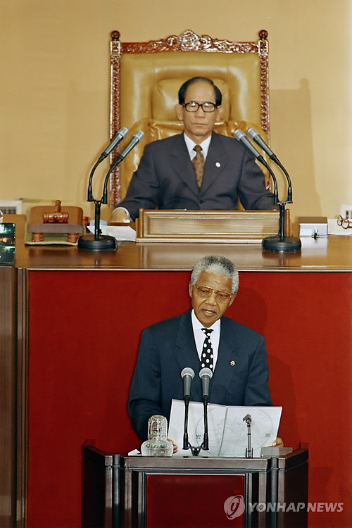 ▲ 남아프리카공화국 민주화의 상징이자 노벨평화상 수상자인 넬슨 만델라 전 대통령이 5일(현지시간) 95세를 일기로 타계했다. 사진은 1995년 7월 8일 넬슨 만델라 대통령이 국회 본회의에서 연설하는 모습. 뒤는 황낙주 당시 국회의장. ⓒ연합뉴스