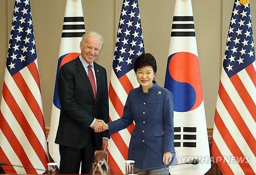 ▲ 박근혜 대통령이 6일 청와대 접견실에서 조 바이든 미국 부통령과 대화에 앞서 기념촬영을 하고 있다. ⓒ 연합뉴스