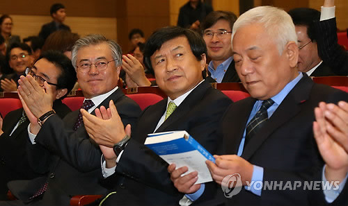 ▲ 6일 오후 국회 의원회관에서 열린 신기남 민주당 의원 출판기념회에서 김한길 대표는 책을 살펴보고 문재인 의원은 박수를 치고 있다.ⓒ연합뉴스