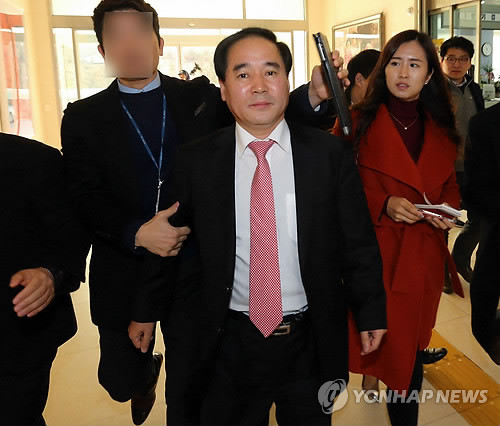 ▲ 채동욱 전 검찰총장의 혼외 아들 의혹 관련 개인정보의 불법유출 의혹을 받는 조이제 서울 서초구청 행정지원국장이 3일 입장발표를 마치고 구청을 나서고 있다.ⓒ연합뉴스