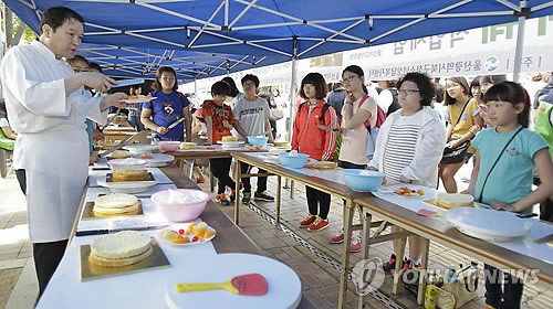 ▲ 울산에서 청소년 직업체험 축제에 참가한 학생들이 직업 체험을 하고 있다.