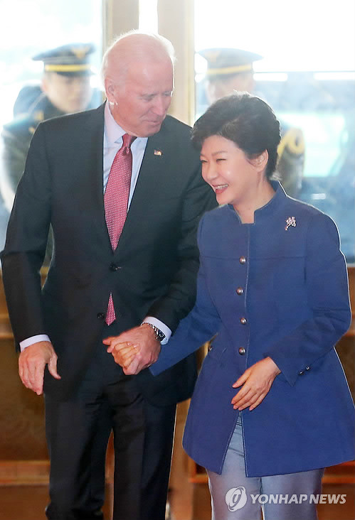 ▲ 바이든 부통령이 6일 오전 박근혜 대통령의 손을 꼭 잡고 인사하며 방명록 작성대로 향하고 있다. ⓒ