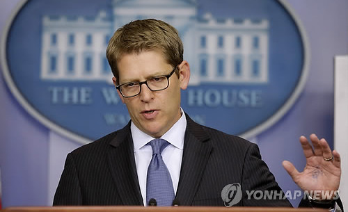 ▲ 바이든 부통령이 6일 오전 박근혜 대통령의 손을 꼭 잡고 인사하며 방명록 작성대로 향하고 있다. ⓒ