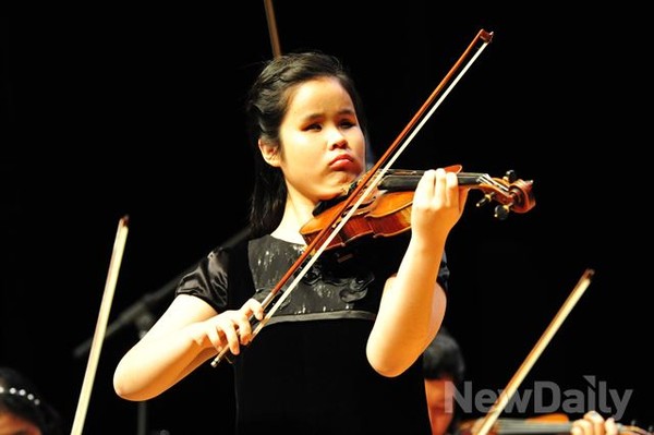 ▲ 바이올린을 연주하는 김지선 학생ⓒ이종현