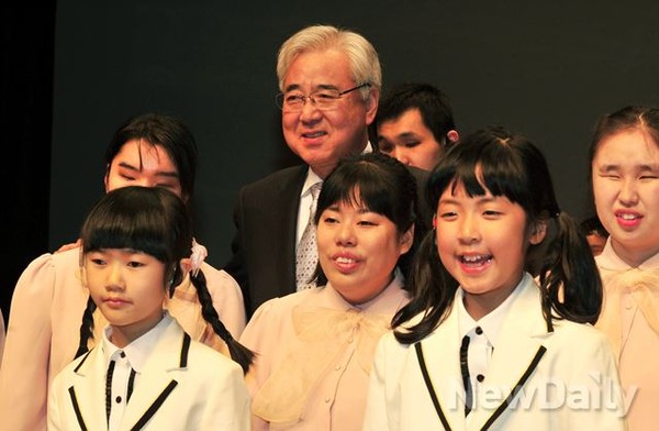 ▲ 6일 한빛맹학교 한빛예술단 행복음악회를 찾은 문용린 서울시교육감ⓒ이종현