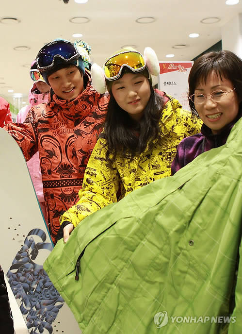 ▲ 스키복 찾는 고객들 ⓒ연합뉴스