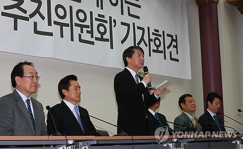 ▲ 안철수 의원이 8일 국회 의원회관에서 열린 새정치추진위 기자회견에서 공동위원장들을 소개하는 모습. ⓒ연합뉴스