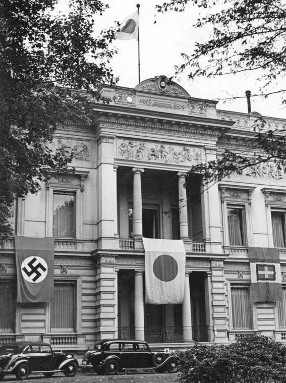 ▲ 1940년 9월 삼국 동맹 조약 체결을 기념하기 위해 베를린 주재 일본 대사관에 내걸린 세 나라의 국기ⓒ독일연방문서보관소