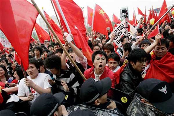▲ 2008년 4월 28일 서울시내를 점령한 중국인 폭동의 한 장면. 당시 우리나라 공권력은 한국 국민이 얻어맞아도 무기력했다. 이때 모인 중국인은 국내 중국인의 10%도 안 된다.