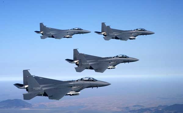 ▲ 우리 공군 중 이어도에서 그나마 작전을 펼필 수 있는 건 F-15K 밖에 없다. 편대 비행 중인 F-15K. [사진: 연합뉴스]