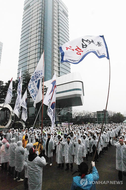 (대전=연합뉴스) 전국 철도노조가 파업에 돌입한 12월9일 노조원들이 대전 동구 코레일 본사 앞 광장에서 출정식을 열고 민영화 반대를 외치고 있다.ⓒ연합뉴스