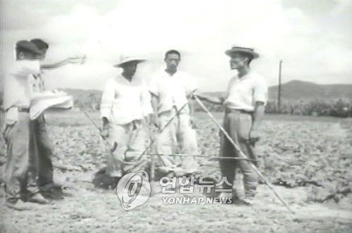 ▲ 행정자치부 국가기록원이 18일 공개한 러시아 소장 북한 영상기록물에 북한의 토지개혁 측량 모습. //지방자치부기사 참조/북한/ 2006.5.18 .ⓒ (서울=연합뉴스)