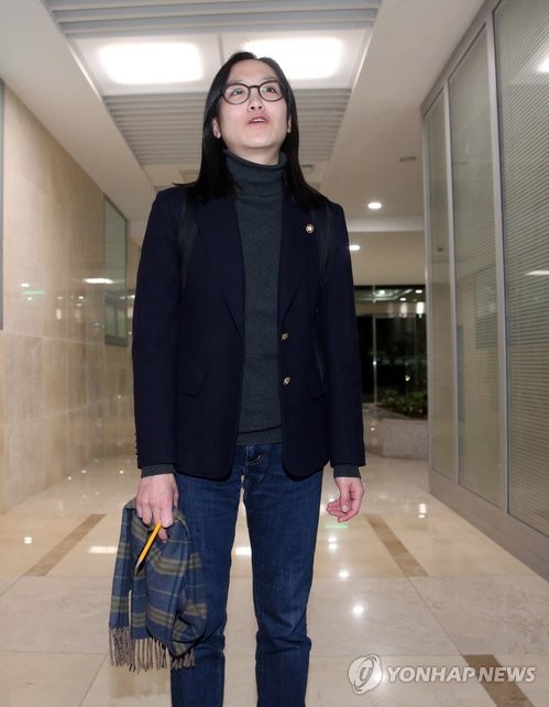 ▲ 대선 불복 선언으로 파문을 일으킨 장하나 민주당 의원이 9일 국회에서 이동중 만난 취재진의 질문에 답하고 있다.ⓒ연합뉴스