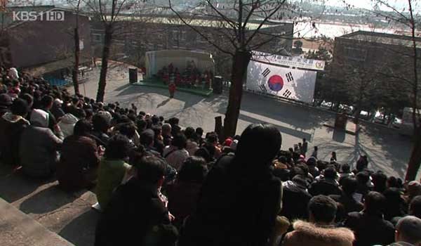 ▲ 병무청은 2014년 입대일자 본인신청을 받는다고 밝혔다. 사진은 102보충대에 입소한 '장정'들. [사진: KBS 보도화면 캡쳐]