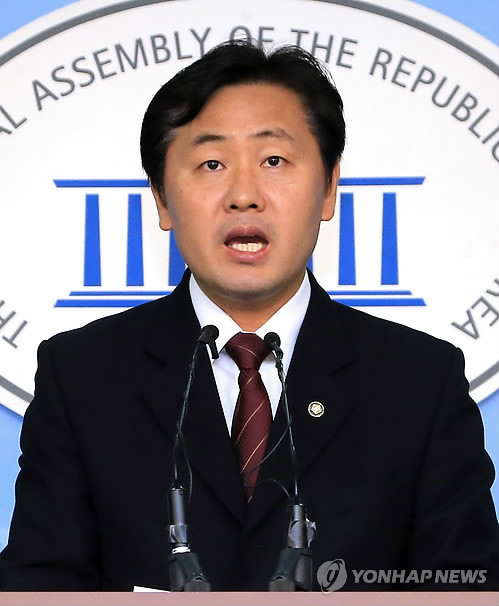 ▲ 국회 본회의장에서 인사청탁 및 쪽지예산 관련 문자메시지를 주고받은 민주당 김관영 수석대변인. ⓒ연합뉴스