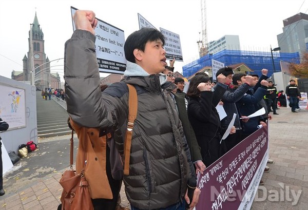 ▲ [자료사진] 한국대학생포럼 회원들이 명동성당 앞에서 박창신 신부의 망언을 규탄하는 모습.