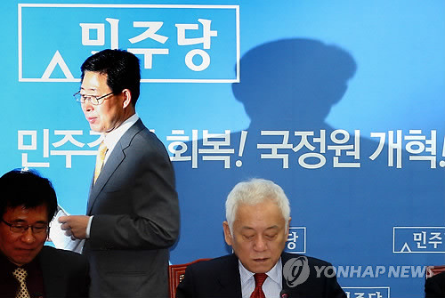 ▲ 양승조 민주당 최고위원이 11일 오전 국회 당대표회의실에서 열린 최고위원회의에 참석하고 있다. 새누리당은 전날 155명 전원의 명의로 박근혜 대통령 '선친 전철' 발언을 한 양승조 최고위원의 의원직 제명을 요구하는 '국회의원 징계안'을 국회에 제출했다. ⓒ연합뉴스