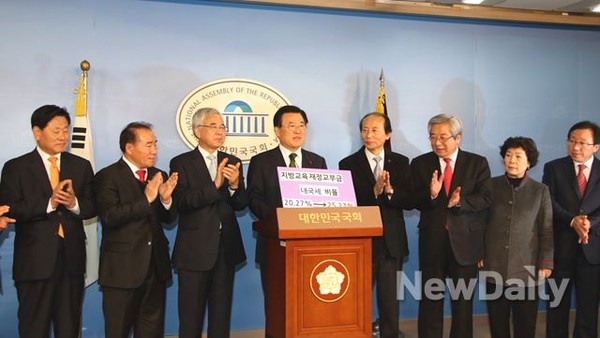 ▲ 교육감들이 국회 정론관에서 지방교육재정확충을 위한 성명서를 발표하고 있다ⓒ서울시교육청