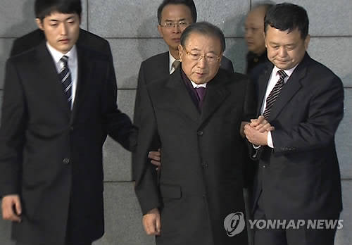 ▲ 효성그룹의 비자금과 탈세 의혹으로 강도 높은 검찰 조사를 받은 조석래 회장이 10일 오후 서초동 서울중앙지방검찰청을 나서고 있다. ⓒ연합뉴스 제공