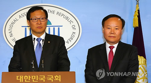 ▲ 국회 국정원개혁특위 문병호 민주당 간사(왼쪽)와 김재원 새누리당 간사가 11일 오전 국회 정론관에서 기자회견을 열고 오는 12일 국정원의 자체개혁안 보고를 받는 등 의사일정 합의사항을 발표하고 있다.ⓒ연합뉴스