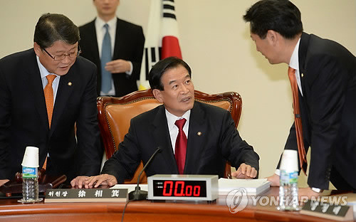▲ 서상기 국회 정보위원장(가운데)와 조원진 새누리당 간사(왼쪽), 정청래 민주당 간사가 6일 오후 열린 국회 정보위원회 전체회의에서 대화하고 있다.ⓒ연합뉴스