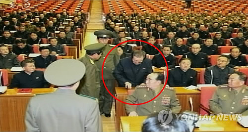 ▲ 북한 장성택이 지난 9일 노동당 정치국 확대회의에서 체포되는 모습을 공개한 조선중앙TV. ⓒ연합뉴스