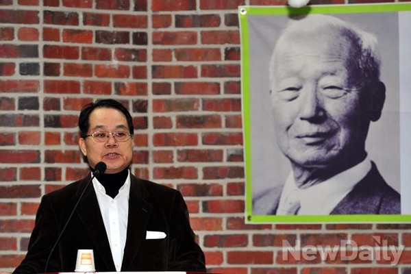 ▲ 1941년 일본의 진주만 침공을 예고하여 베스트셀러가 된 이승만의 '일본내막기' 표지와 서평기사.