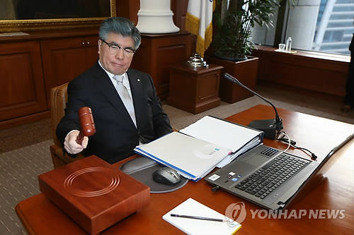 ▲ 12일 오전 서울 중구 소공동 한국은행 본점에서 열린 금융통화위원회에서 김중수 한국은행 총재가 의사봉을 두드리고 있다.